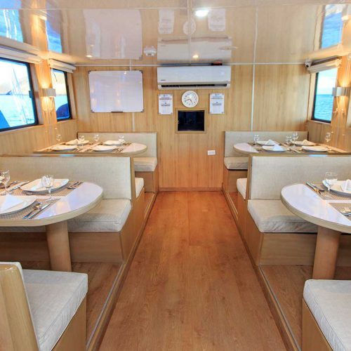 Speisesaal der Galapagos-Yacht Aqua