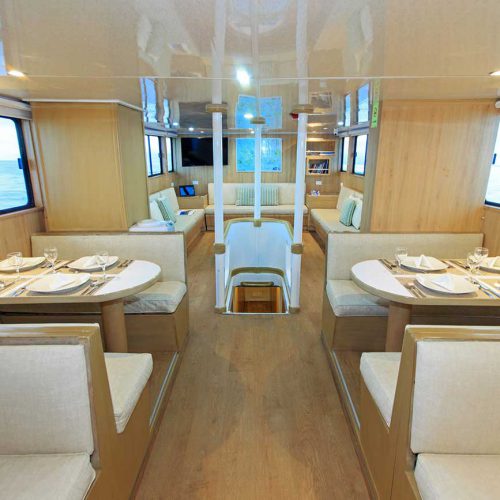 Speisesaal der Galapagos Tauch-Yacht Aqua