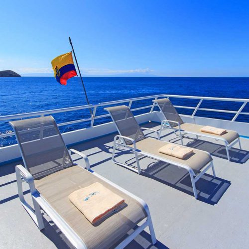 Liegestühle auf der Tauch-Yacht für Galapagos-Kreuzfahrten Aqua