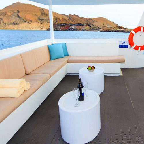 Lounge auf dem Oberdeck der Aqua Tach-Yacht