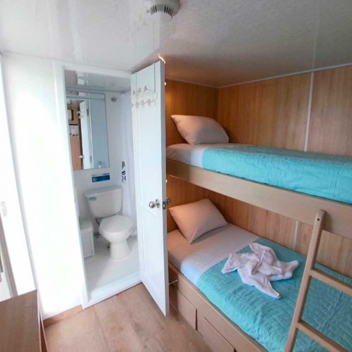 Oberdeck Twinkabine mit Bad auf der Galapagos Tauch-Yacht Aqua